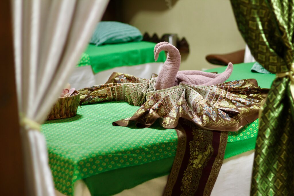 Traditionelle Thai Massage — Massageliegen im Studio